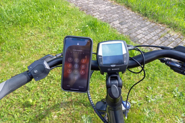 Smartphone-Hülle von Fidlock am E-Bike montiert