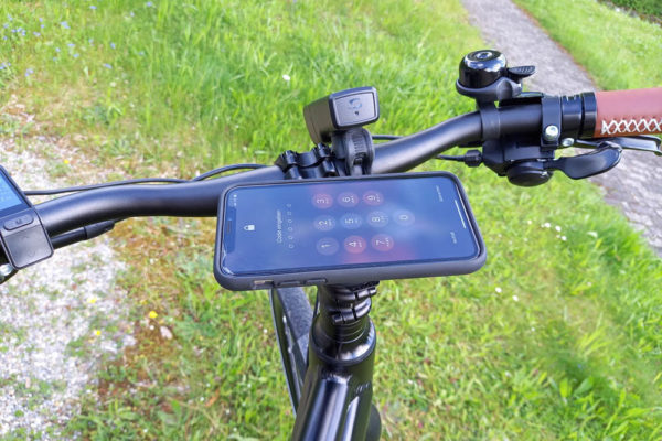 Smartphone-Vorbaukappenhalter Vacuum Ahead Cap Base von Fidlock am E-Bike montiert